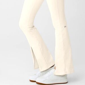 ALO Yoga Airbrush Flutter Leggings. Ivory, size M. Like new, worn just once!